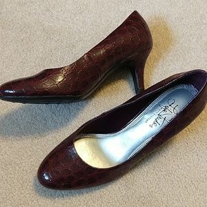 Life Stride Burgundy Heels